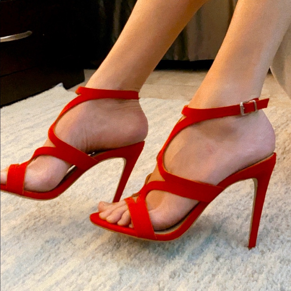 *BRAND NEW* Sexy red heels